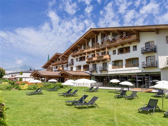 Hotel Sonne im Sommer - Garten mit Liegebereich