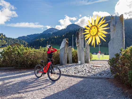 Hotel_Tennenwirt_Dorf_135_Soell_10_2023_Bike_Sonne