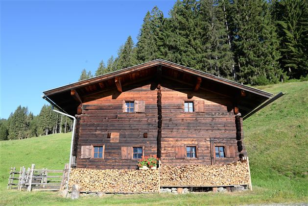 Hütte außen1