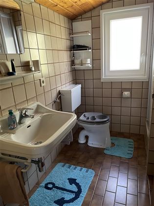 Dieses Bad gehört zum Holzbett Zimmer