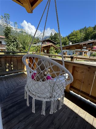 Tijd voor een pauze in de nestschommel met uitzicht op de Kaiser