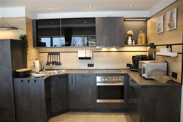 Die Küche ist sehr gut ausgestattet mit Geräten und hat einen hellen, einladenden Raum.