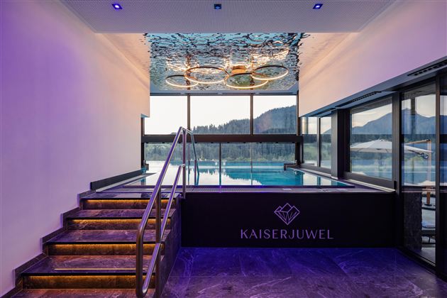 Een modern zwembad met een prachtig uitzicht op de bergen. De stijlvolle verlichting en het elegante design creëren een ontspannen sfeer.