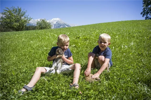 Kinder mit Hasen