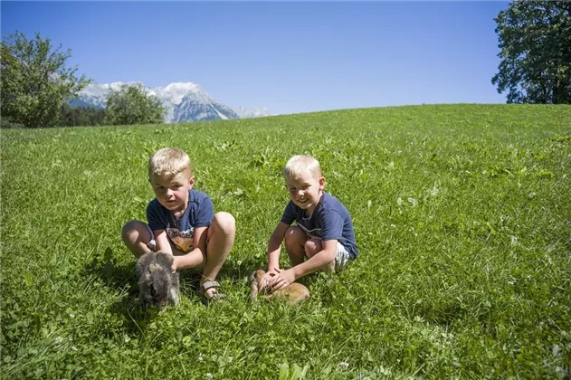 Kinder mit Hasen