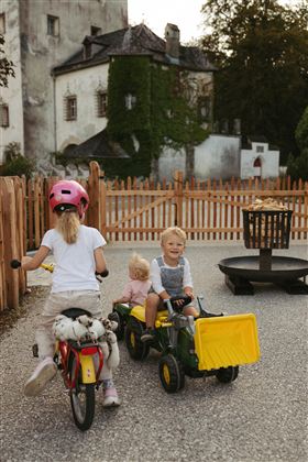 Kinderfahrzeuge zur Verfügung