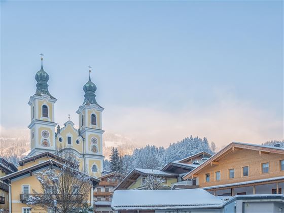 Kirche Hopfgarten Winter (c)villaforyou