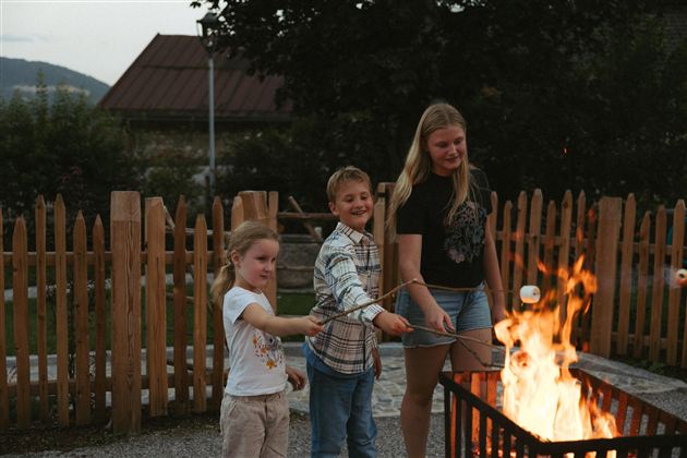 Marshmallows grillen am Lagerfeuer