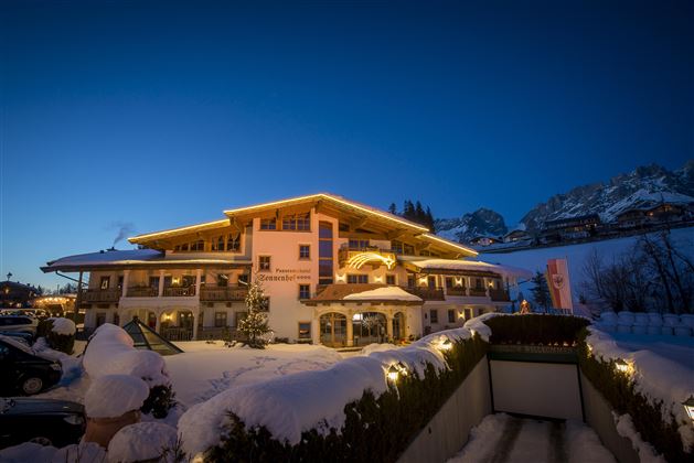 Panoramahotel bei Nacht - Winter