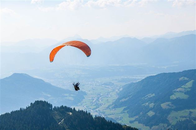 paragleiter-ueber-der-ferienregion-hohe-salve