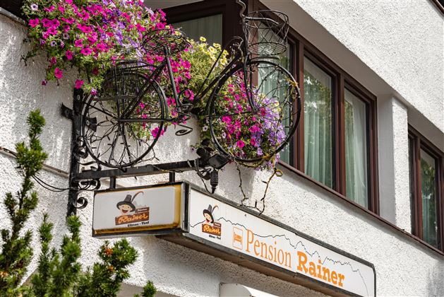 Pension_Rainer_Dorf_37_Ellmau_08_2024_Haus_aussen_