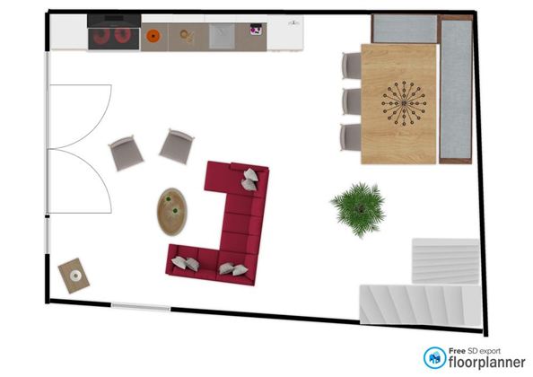Ein Wohnraum-Layout mit einer roten Couch, einem Holztisch und mehreren Stühlen. Die Küche ist in der linken Ecke mit modernen Geräten angeordnet.