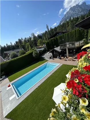 Pool mit Blick zum Wilden Kaiser