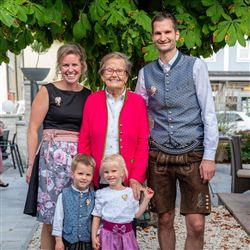 Foto Oma mit und 4