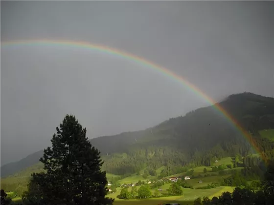 Regenbogen vor dem Haus