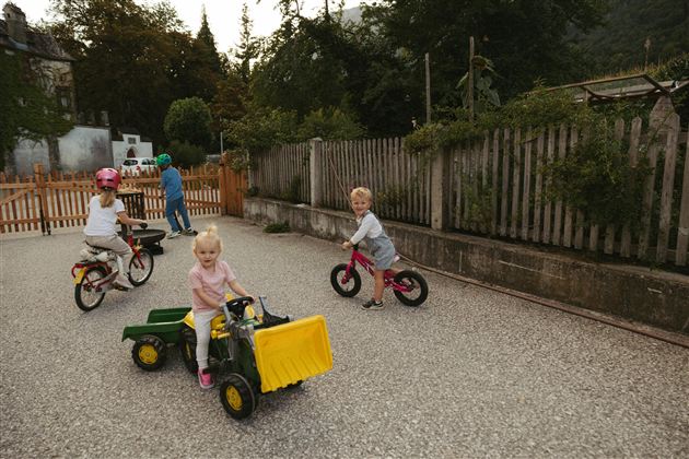 Rennen mit Kinderfahrzeugen