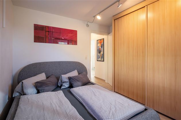 Flauschiges und modernes Schlafzimmerbett mit hochwertiger Matratze und extra Topper für einen angenehmen und erholsamen Schlaf.