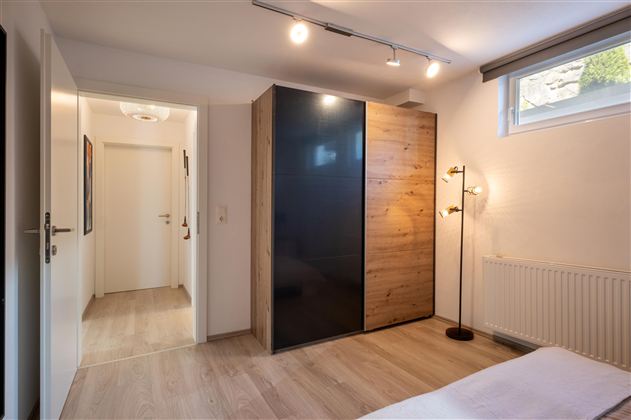 Schlafzimmerschrank von Schlafzimmer 1 mit genügend Stauraum für das Reisegepäck.