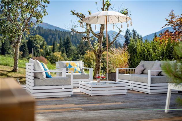 Einzigartige große Holz-Terrasse mit unverbautem Ausblick in die umliegende Berglandschaft. Moderne Terrassenmöbel, die zum Entspannen einladen und den ganzen Tag Sonne bieten. Genießen Sie unvergessliche Abende in einer der ruhigsten Gegenden von Westendorf und Ausgangsort von zahlreichen sportlichen Aktivitäten inmitten der Naturlandschaft im Brixental.