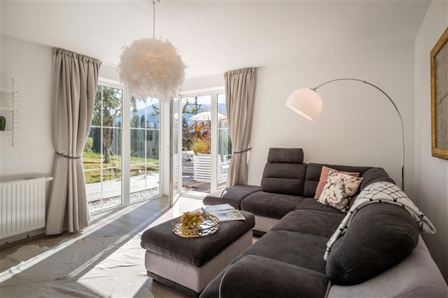 Großzügiges und modernes Wohnzimmer mit der Möglichkeit die Wohnzimmercouch in eine Schlafcouch für zwei Personen zu verwandeln.<br/>Ein großer Wohnschlafraum gewährt Ausblick in die bezaubernde Berglandschaft von Westendorf. Das Wohnzimmer führt direkt auf die große Holzterrasse mit modernem Terrassenmöbel, die zum Frühstücken oder für entspannte Abende bei wunderschönen Sonnenuntergängen einlädt.