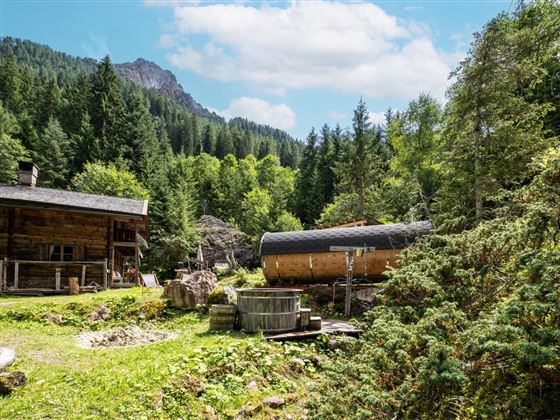Rettensteinhuette_außen_BlickvomBach_Aschau