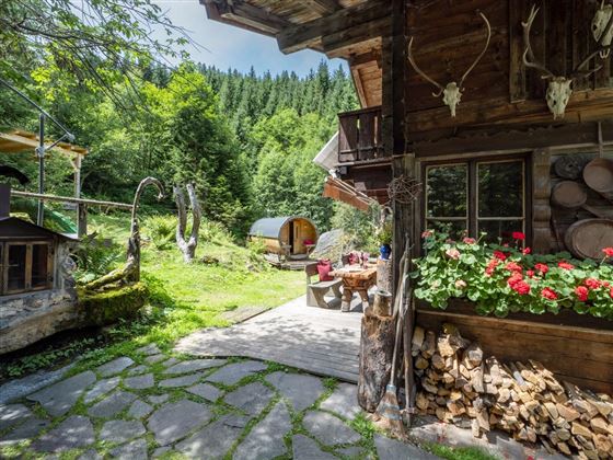 Rettensteinhuette_außen_Grill_Aschau