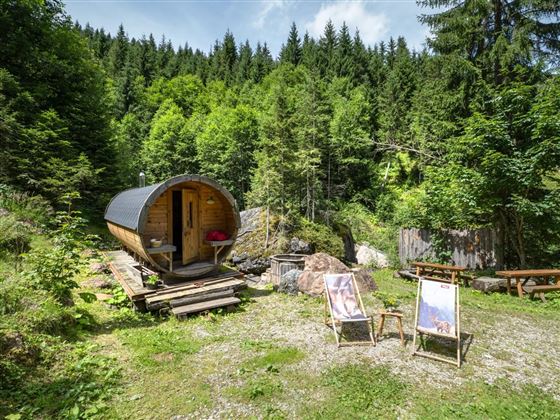 Rettensteinhuette_außen_Saunafass_Aschau