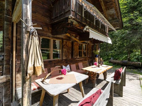 Rettensteinhuette_außen_Terrasse_Aschau