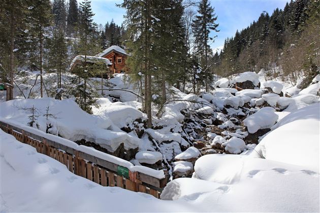 Rettensteinhuette_Winter_Bach