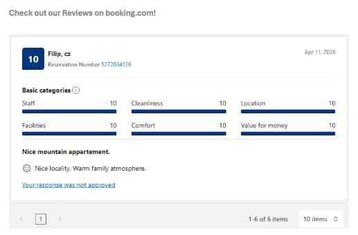 Een overzicht van hotelbeoordelingen op booking.com. De beoordeling is 10 van 10, en de opmerking beschrijft een mooie locatie met een familiaire sfeer.