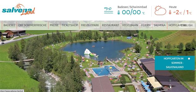 Ein schöner Badesee mit einem Swimmingpool und einem weitläufigen Freibereich umgeben von Bäumen. Die Anlage bietet verschiedene Freizeitaktivitäten im Freien.