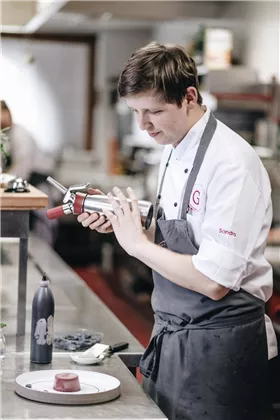 Sandro - unser Spezialist der Patisserie