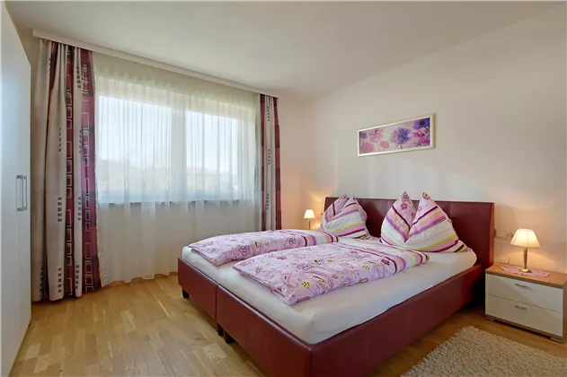 Schlafzimmer 1