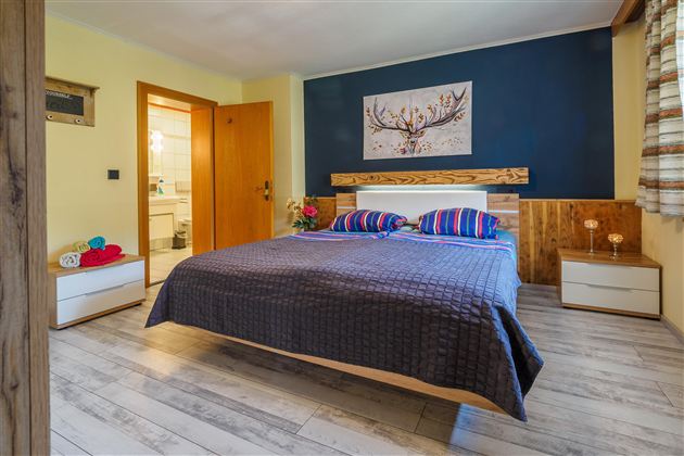 Schlafzimmer mit angrenzendem Bad
