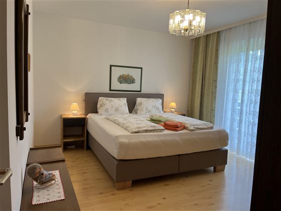 Schlafzimmer mit neuem Boxspringbett