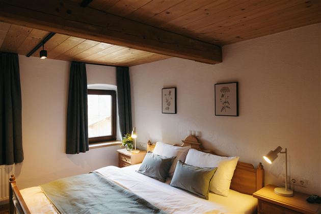 Schlafzimmer mit Voglauer-Fichtenbett
