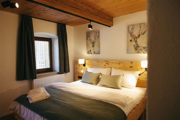 Schlafzimmer mit Zirbenbett