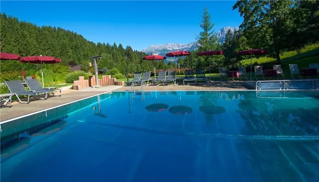 Schwimmbad aussen mit Blick zum Wilden Kaiser