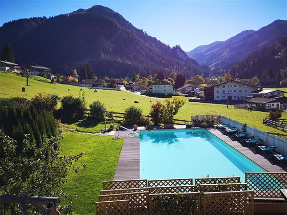 Schwimmbad im Herbst