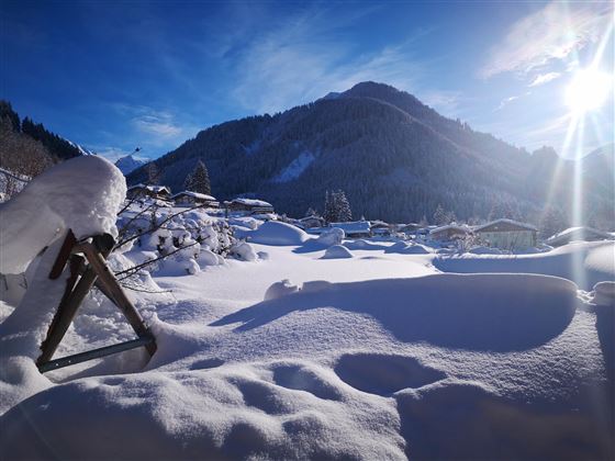 Schwimmbad mit Schnee bedeckt