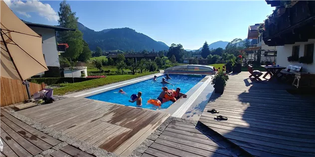 Schwimmen mit Blick auf den Hohe Salve