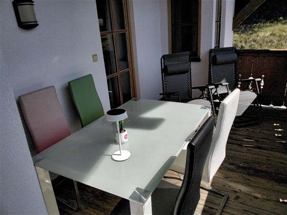 Sitzgruppe und Liegestühle am Balkon/Südseite