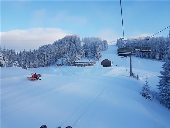 Eine verschneite Winterlandschaft mit perfekten Pisten.