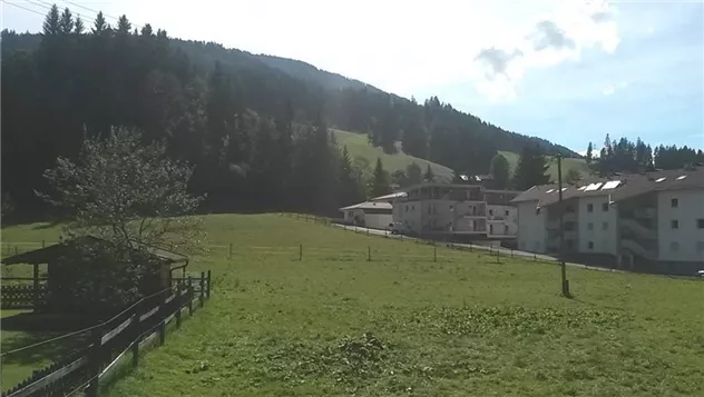 Skipiste im Hintergrund
