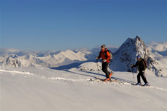 skitour-auf-dem-gipfelgrat-zum-brechhorn©eisele-he
