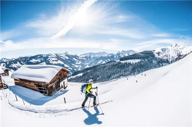 skitour-mit-perfekter-aussicht-in-den-kitzbueheler