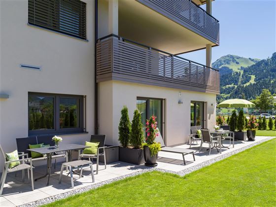 Söll_APARTdeluxe_Gartensuite_Sommer_Terrasse_Wilde