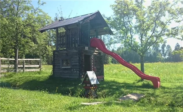 Spielhäuschen mit Rutsche