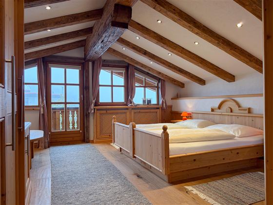 Unsere Suite bietet viel Raum in Alpinen Flair. Altholz samt geschmackvoller, qualitativer Einrichtung bieten Erholung auf 1.470 m Höhe.