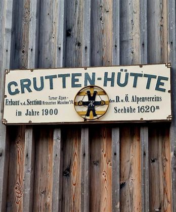 Een bord met de tekst "GRUTTEN-HUTTE". Het informeert over de oprichting in het jaar 1900 en de hoogte van 1620 m.